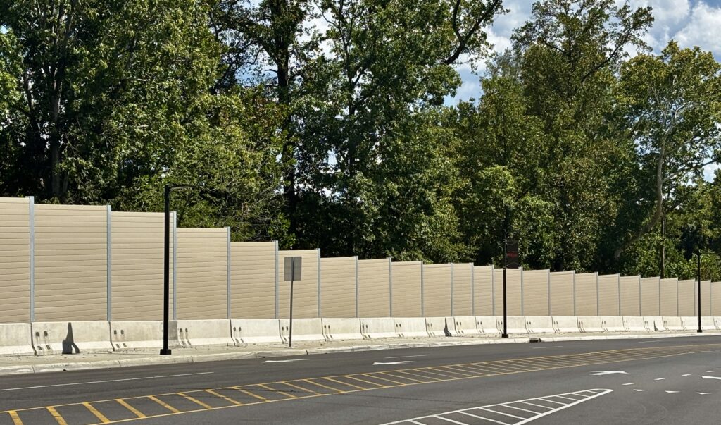 Gallery #3 structure-mounted noise barrier wall