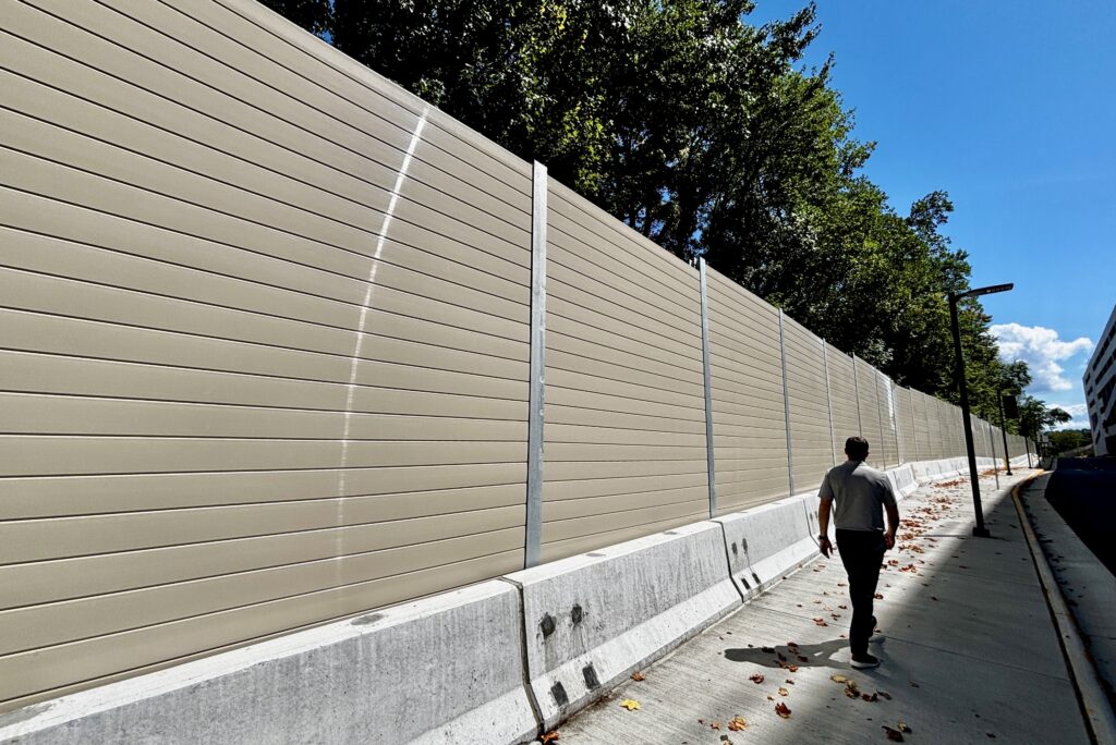 Gallery #4 structure-mounted noise barrier wall