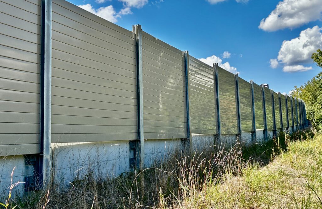 Gallery #6 structure-mounted noise barrier wall
